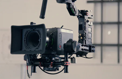 上海宣传片拍摄|让镜头为品牌发声,让城市的节奏为你加速